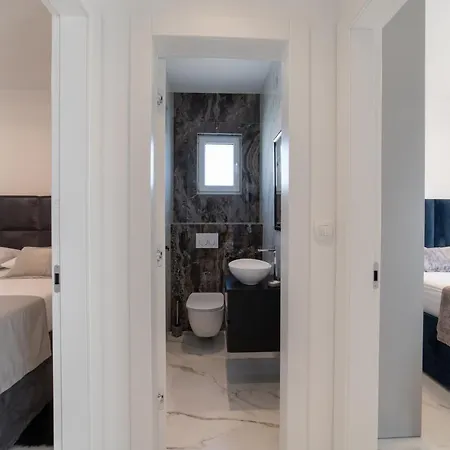 Vagabundo Beachfront 2 - Luxury - Sea Views - Free Parking Trogir