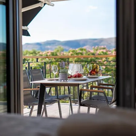 Vagabundo Beachfront 2 - Luxury - Sea Views - Free Parking Apartman Trogir